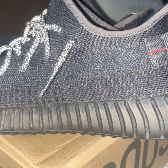 Yeezy Boost Black 350 V2 - Picture 4 of 5